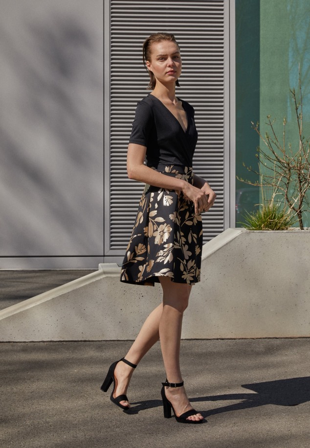 Fekete Gabor Magassarkú Női