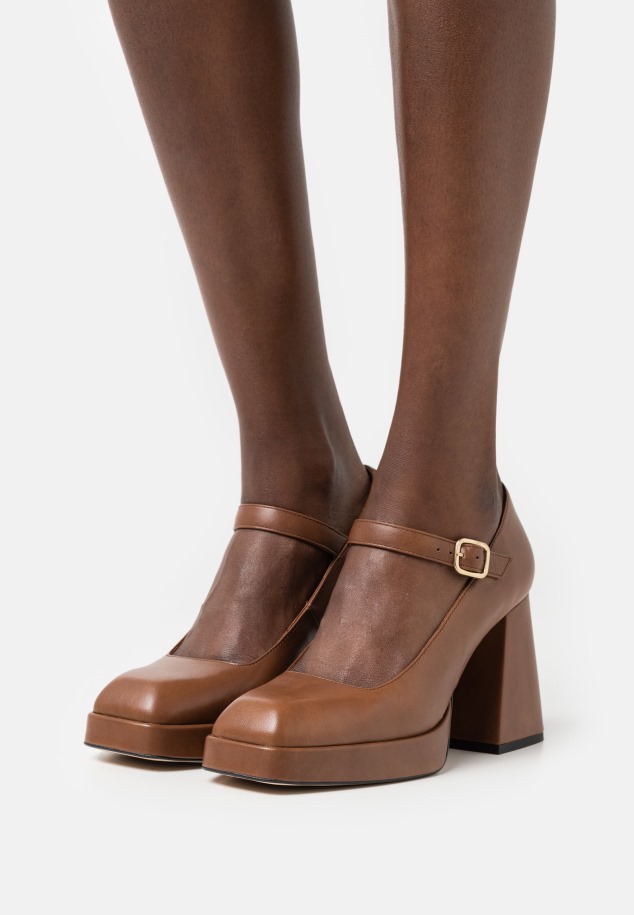 Magas Sarkú Fekete Gabor