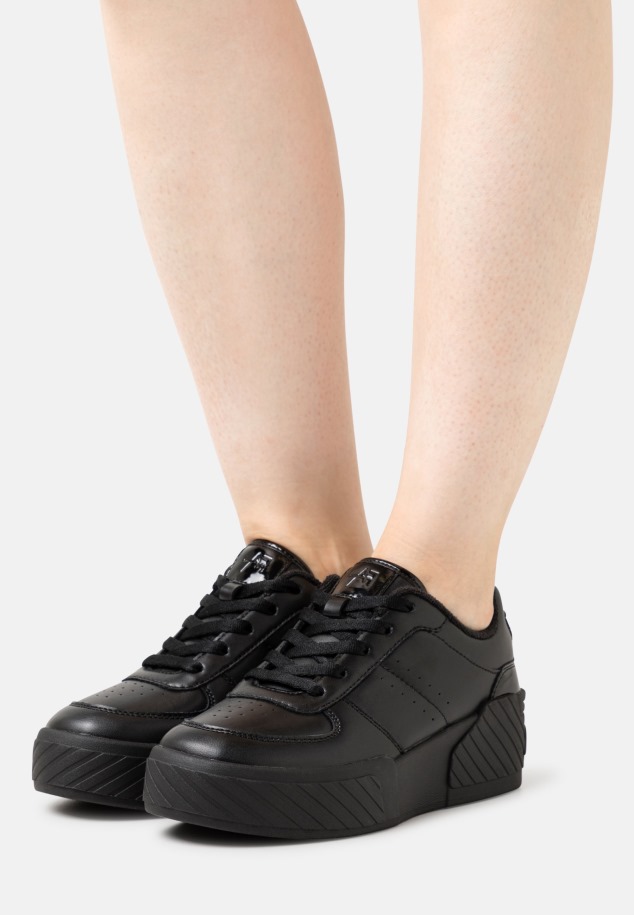 Edzőcipők Fekete Gábor