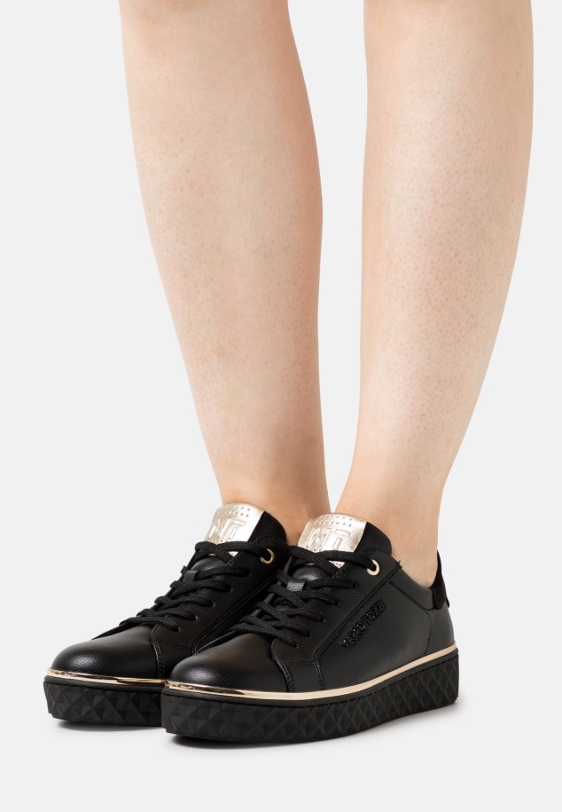 Edzőcipők Fekete Gábor