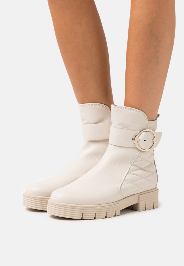 Fűzős Csizma Panna Gabor