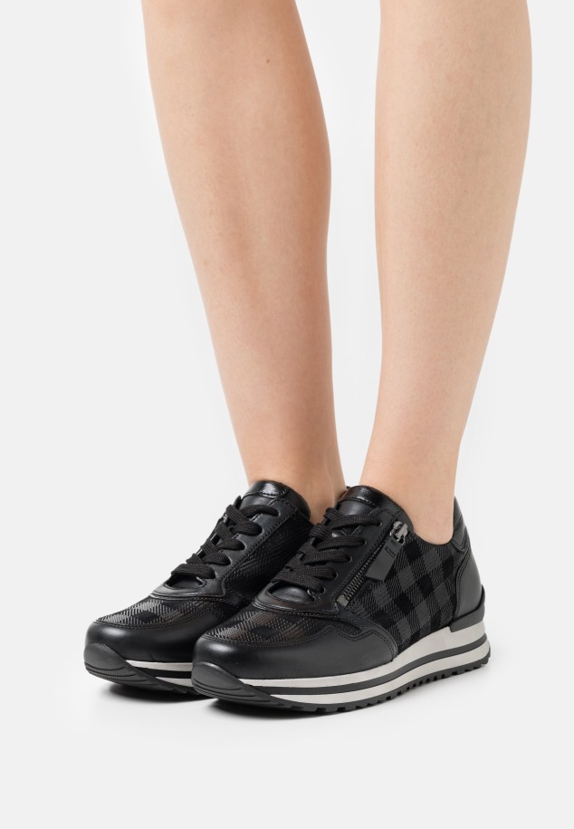 Fekete Edzőcipők Gábor