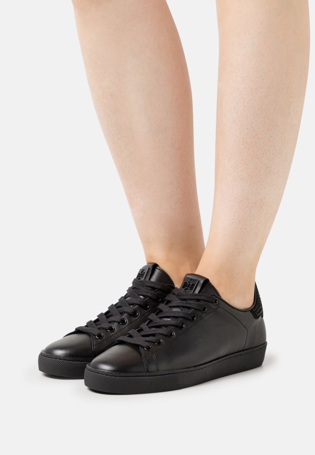 Edzőcipők Fekete Gábor