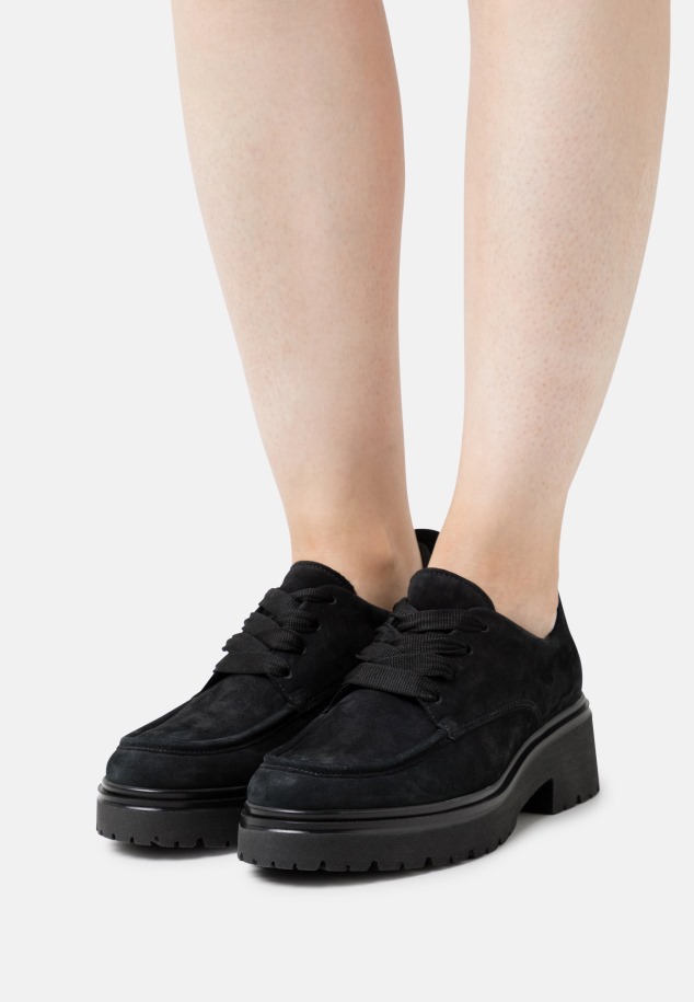 Edzőcipők Fekete Gábor