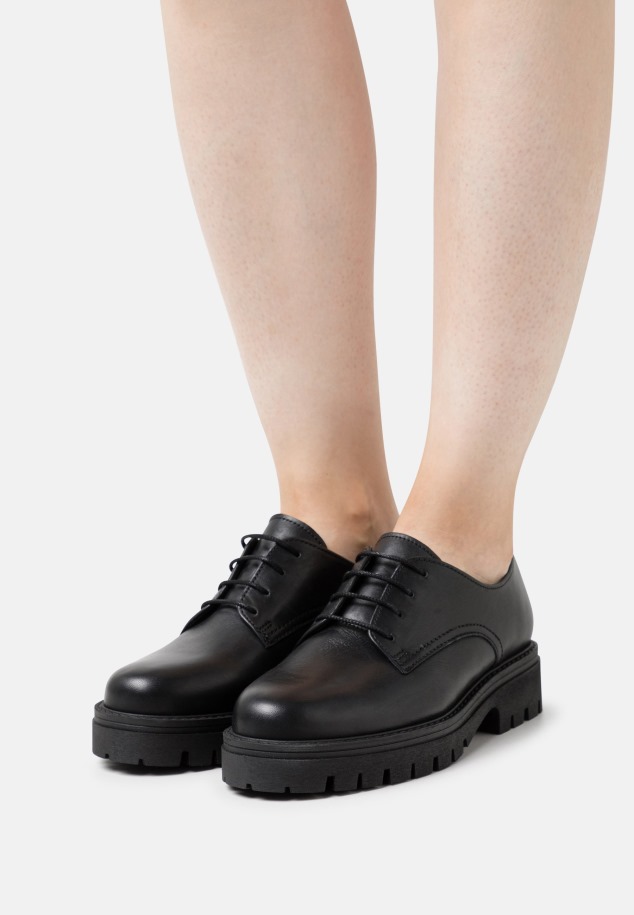 Edzőcipők Fekete Gábor